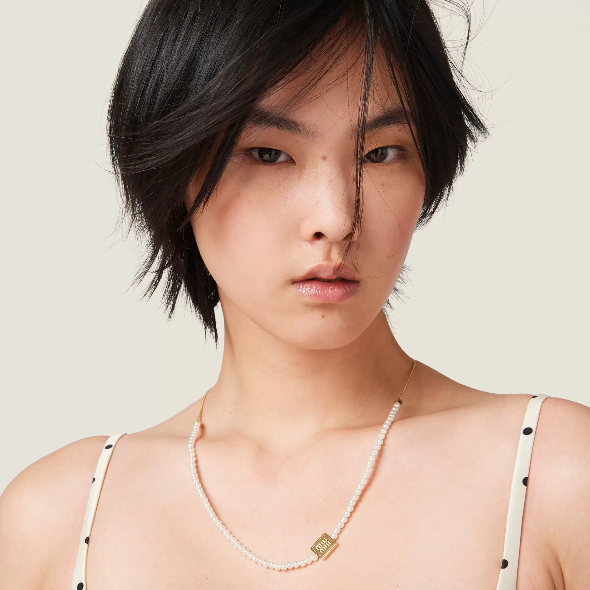 Metal choker with artificial pearls>Miu Miu Store