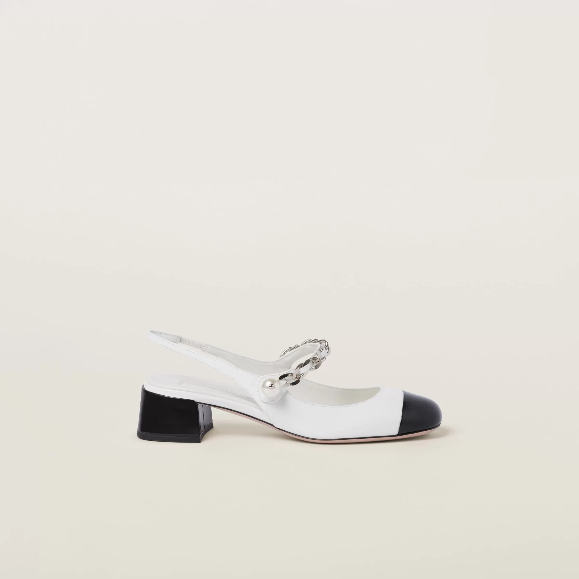 Two-tone patent leather slingback pumps>Miu Miu Shop